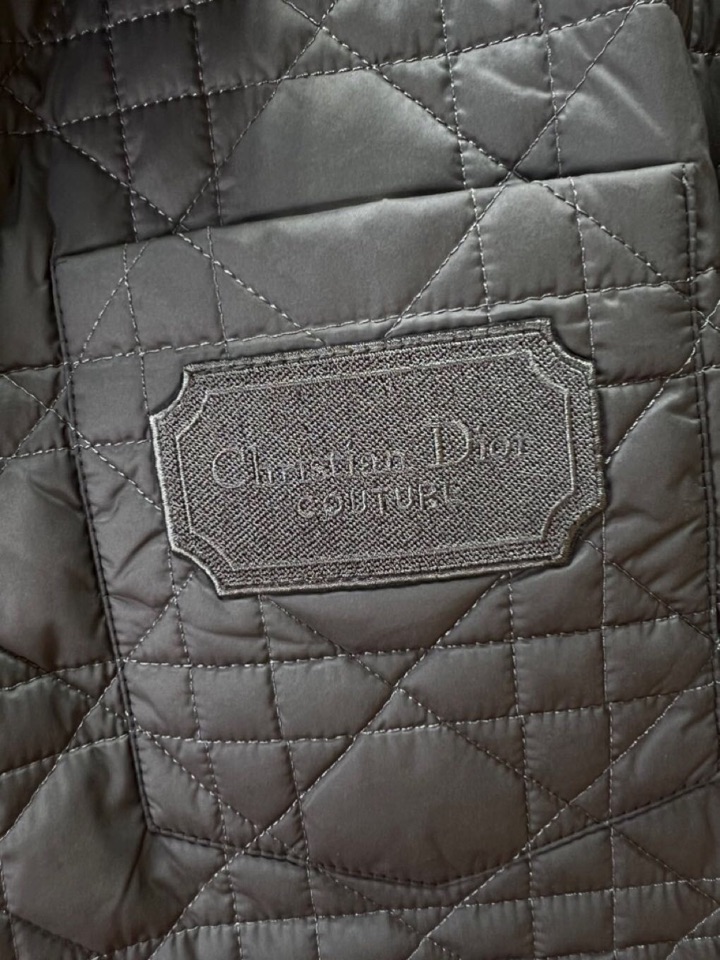 Dior 迪奥藤格面料纹棉服翻领夹克外套\n这款重新演绎经典设计，彰显现代风格。采用黑色科技面料精心制作