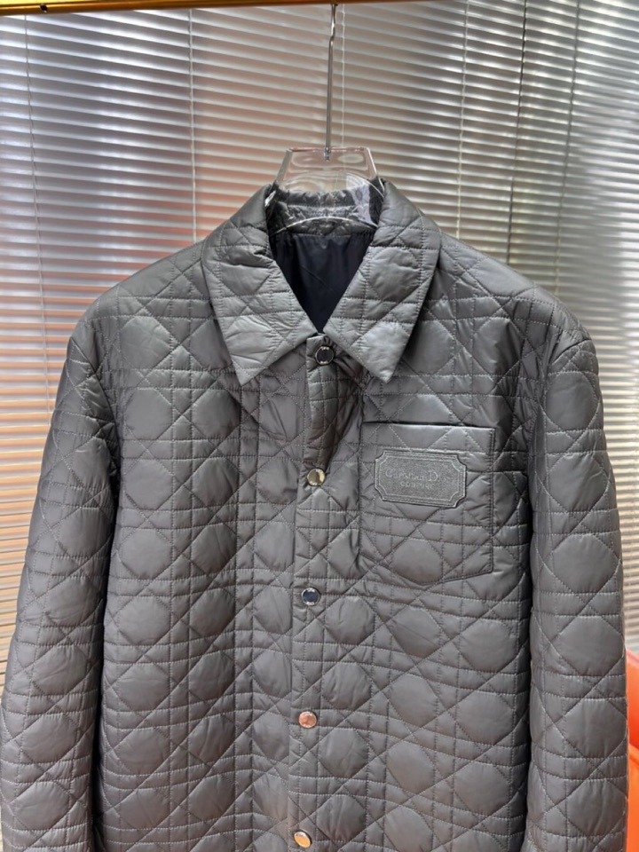 Dior 迪奥藤格面料纹棉服翻领夹克外套\n这款重新演绎经典设计，彰显现代风格。采用黑色科技面料精心制作