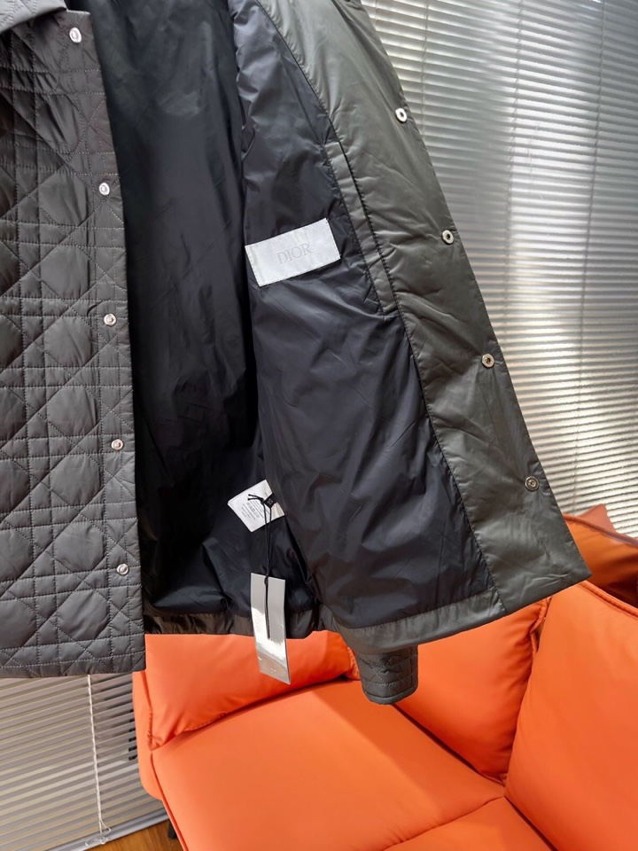 Dior 迪奥藤格面料纹棉服翻领夹克外套\n这款重新演绎经典设计，彰显现代风格。采用黑色科技面料精心制作