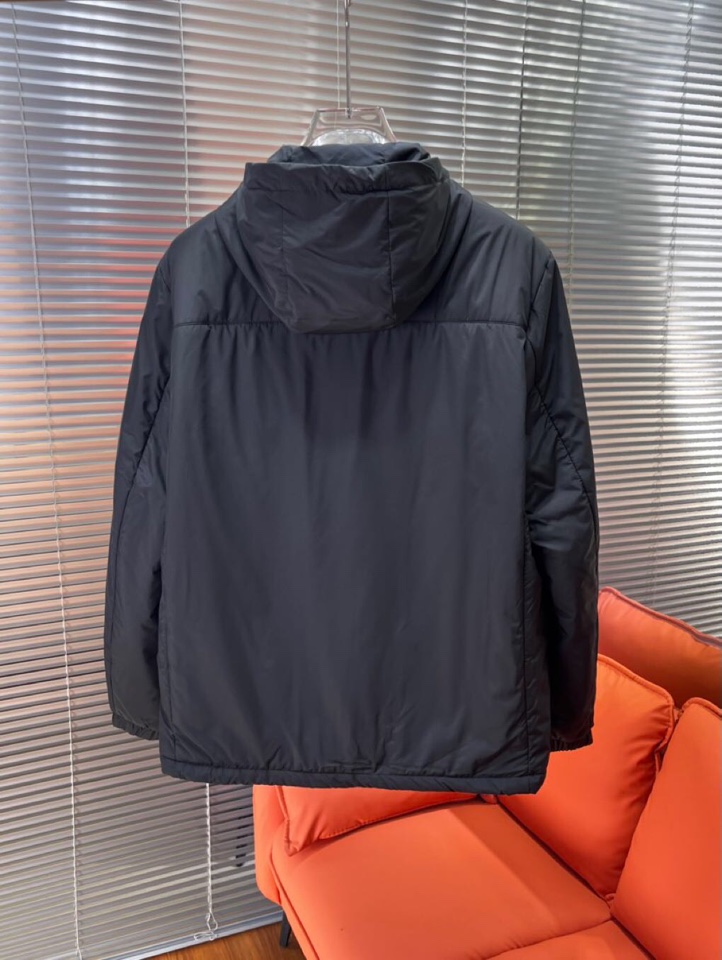 Moncler 蒙口2025秋季新品 官网同步发售 简约大方翻领棉服夹克外套，门襟按扣设计，进口原版高品