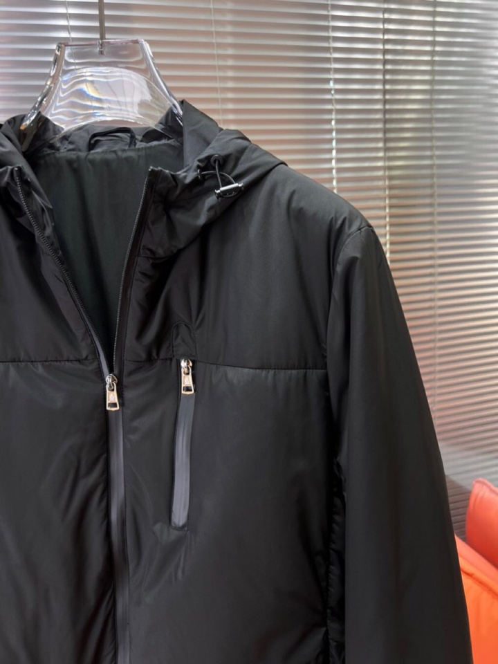 Moncler 蒙口2025秋季新品 官网同步发售 简约大方翻领棉服夹克外套，门襟按扣设计，进口原版高品