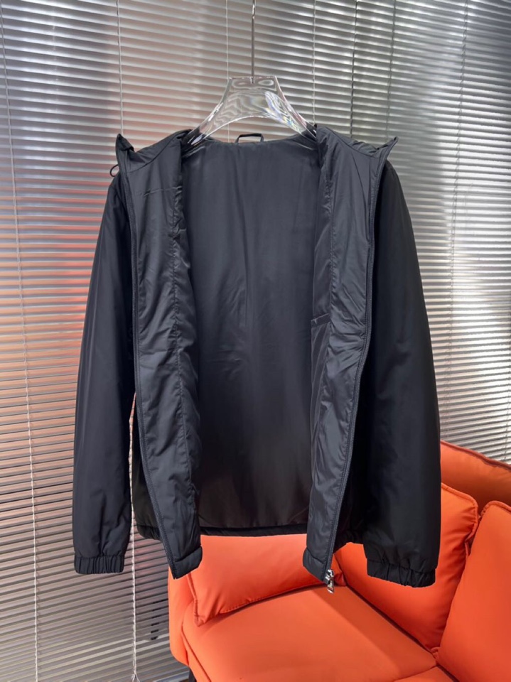 Moncler 蒙口2025秋季新品 官网同步发售 简约大方翻领棉服夹克外套，门襟按扣设计，进口原版高品