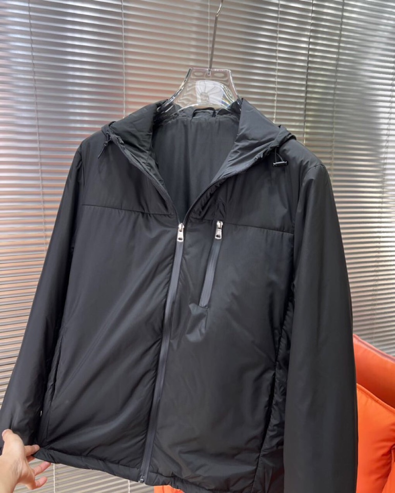 Moncler 蒙口2025秋季新品 官网同步发售 简约大方翻领棉服夹克外套，门襟按扣设计，进口原版高品