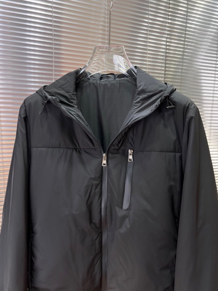 Moncler 蒙口2025秋季新品 官网同步发售 简约大方翻领棉服夹克外套，门襟按扣设计，进口原版高品