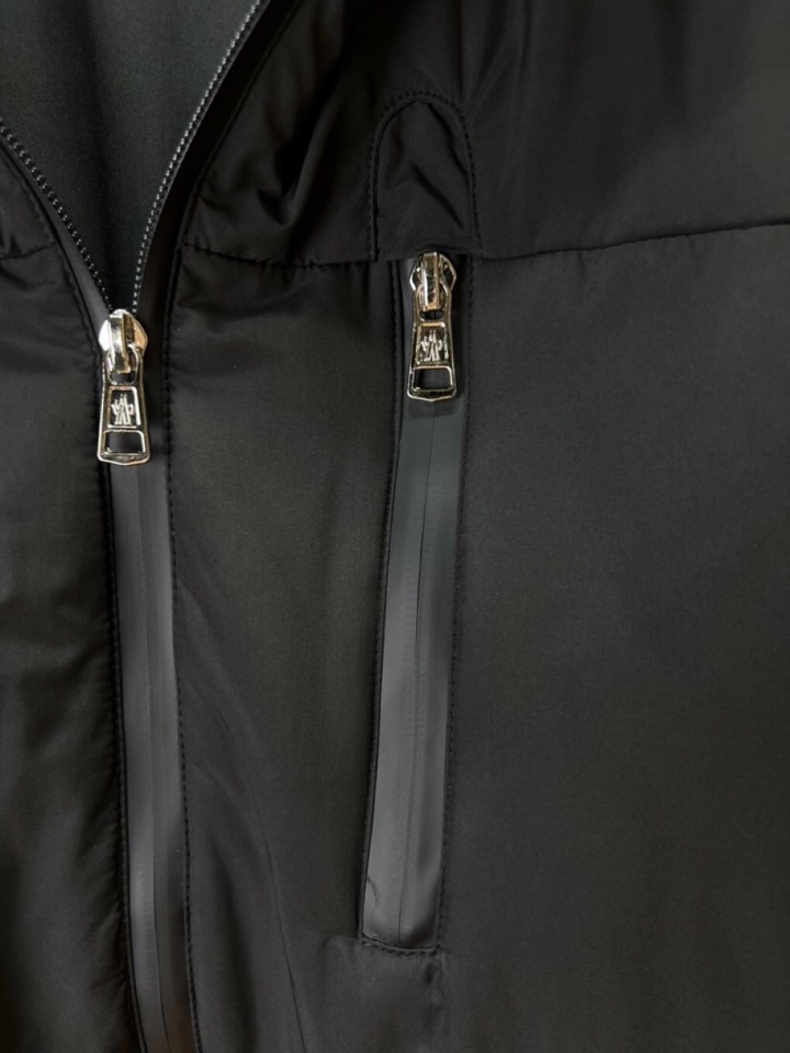 Moncler 蒙口2025秋季新品 官网同步发售 简约大方翻领棉服夹克外套，门襟按扣设计，进口原版高品