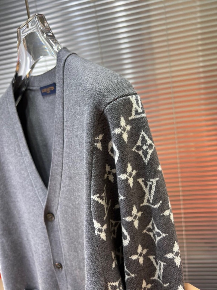 Louis Vuitton 路易威登 LV 驴牌针织提花工艺开衫v领开衫毛衣 男女同款情侣款，百搭宽松版