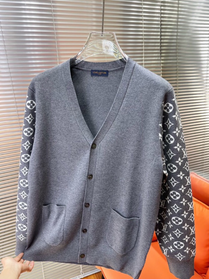Louis Vuitton 路易威登 LV 驴牌针织提花工艺开衫v领开衫毛衣 男女同款情侣款，百搭宽松版