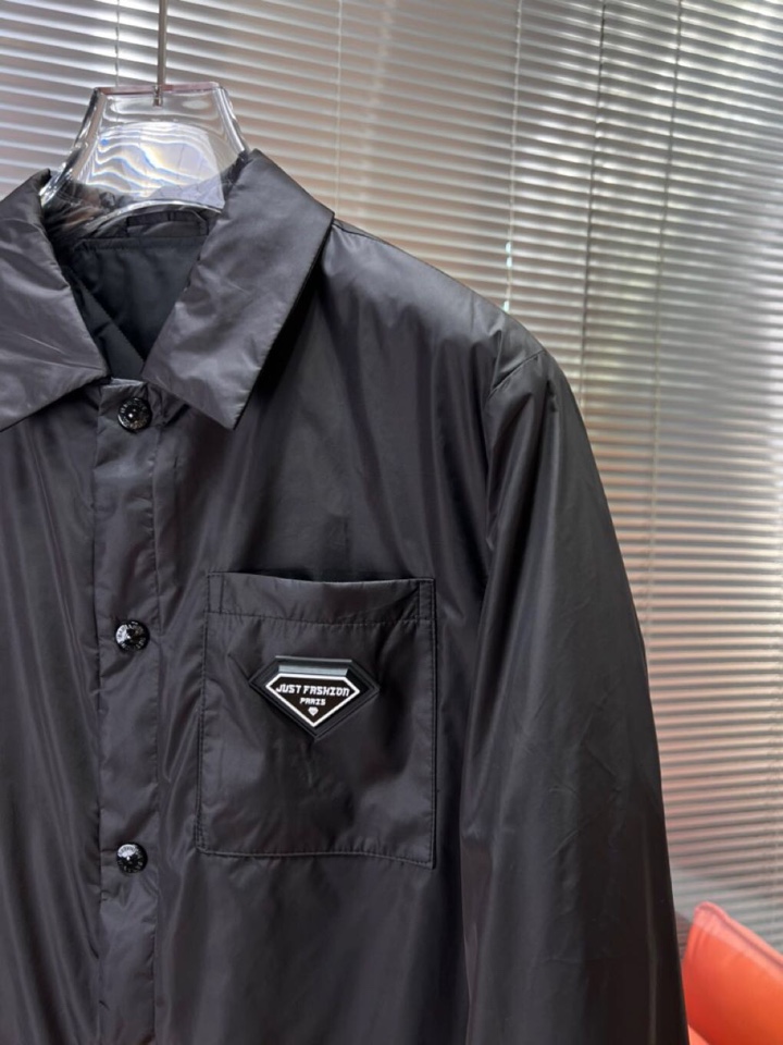 Prada 普拉达2025秋季新品 官网同步发售 简约大方翻领棉服夹克外套，门襟按扣设计，进口原版高品质