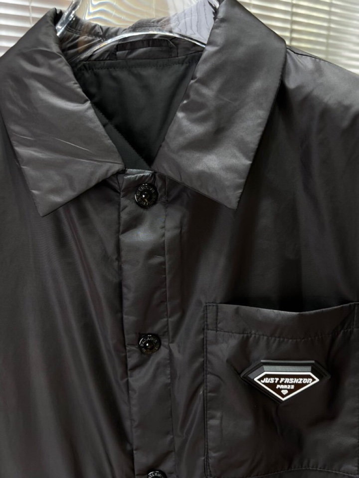 Prada 普拉达2025秋季新品 官网同步发售 简约大方翻领棉服夹克外套，门襟按扣设计，进口原版高品质