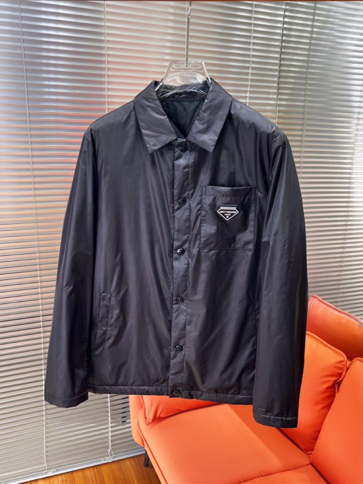 Prada 普拉达2025秋季新品 官网同步发售 简约大方翻领棉服夹克外套，门襟按扣设计，进口原版高品质