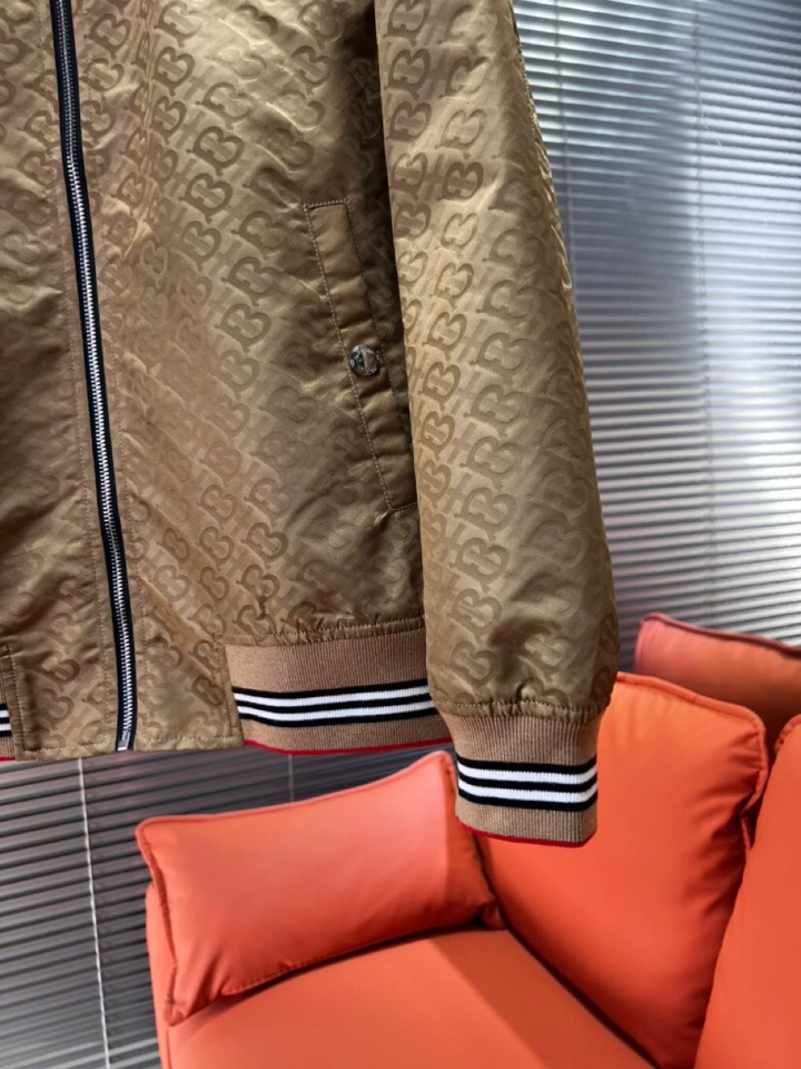 Burberry巴宝莉秋冬新品，时尚休闲棒球领夹克外套，同步有售，原单狠货，采用进口原版面料，提花工艺字