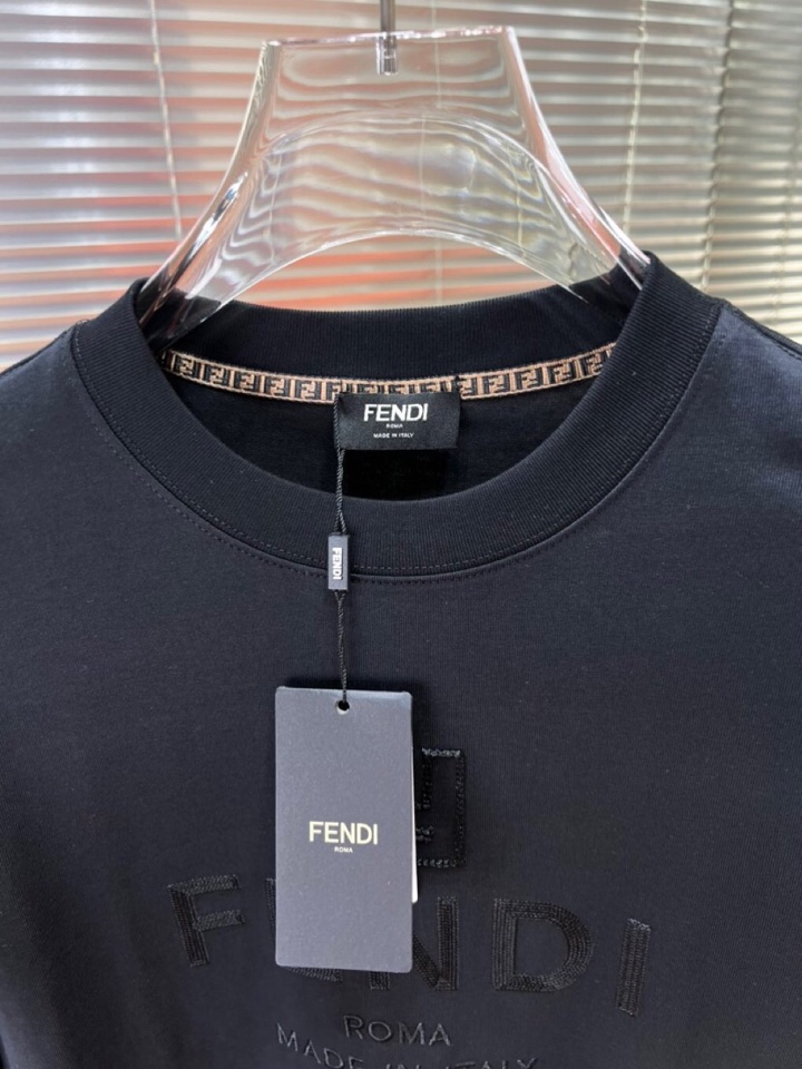 FENDI 芬迪2025新款圆领长袖T恤，男女同款情侣款，定制280克重纯棉面料，定染32支双股螺纹、领
