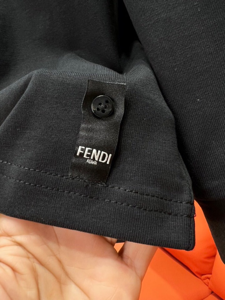 FENDI 芬迪2025新款圆领长袖T恤，男女同款情侣款，定制280克重纯棉面料，定染32支双股螺纹、领