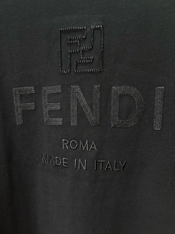 FENDI 芬迪2025新款圆领长袖T恤，男女同款情侣款，定制280克重纯棉面料，定染32支双股螺纹、领