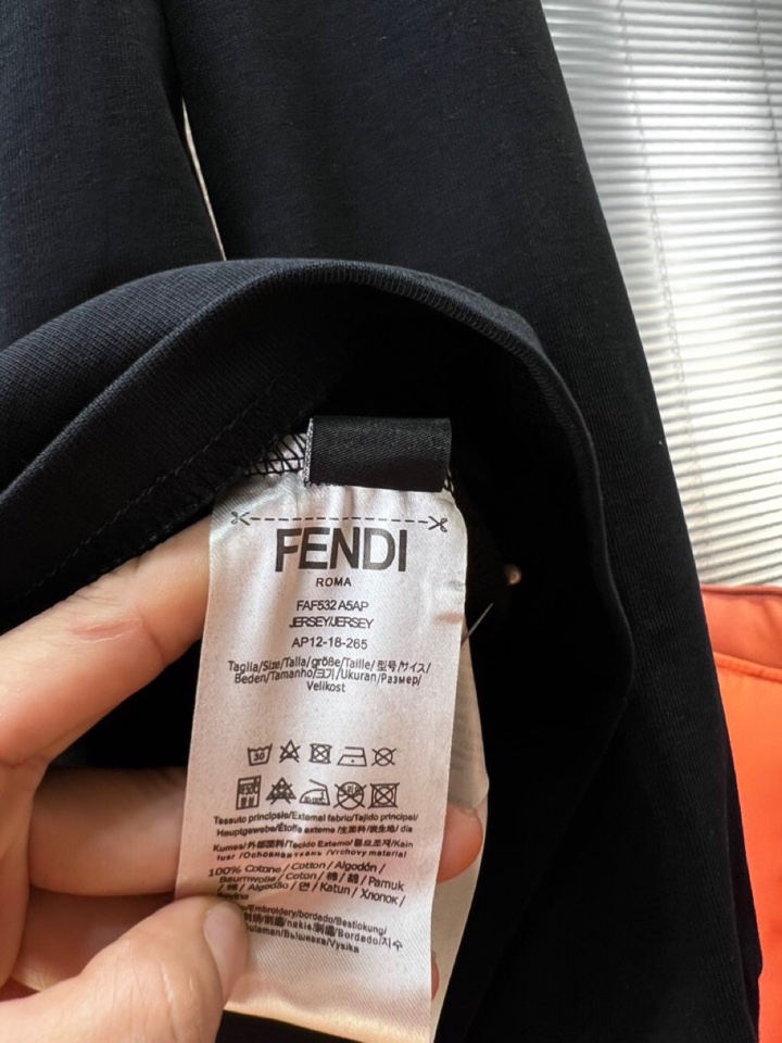 FENDI 芬迪2025新款圆领长袖T恤，男女同款情侣款，定制280克重纯棉面料，定染32支双股螺纹、领