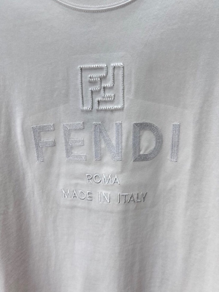 FENDI 芬迪2025新款圆领长袖T恤，男女同款情侣款，定制280克重纯棉面料，定染32支双股螺纹、领