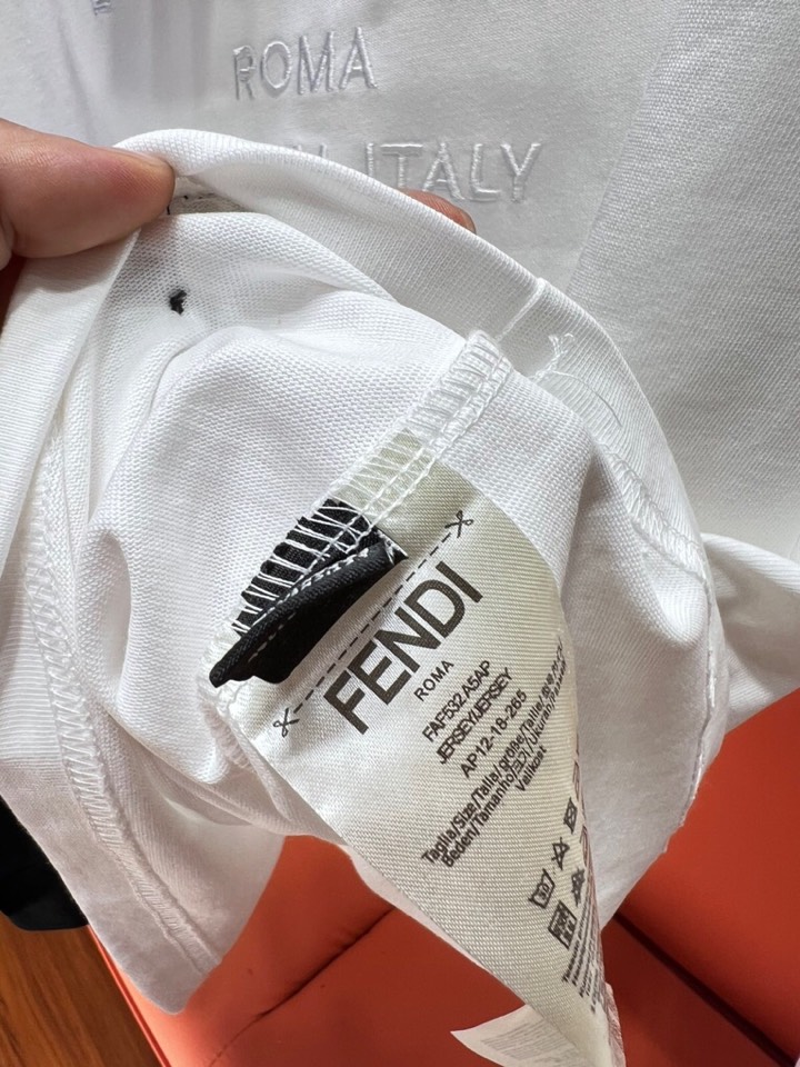 FENDI 芬迪2025新款圆领长袖T恤，男女同款情侣款，定制280克重纯棉面料，定染32支双股螺纹、领