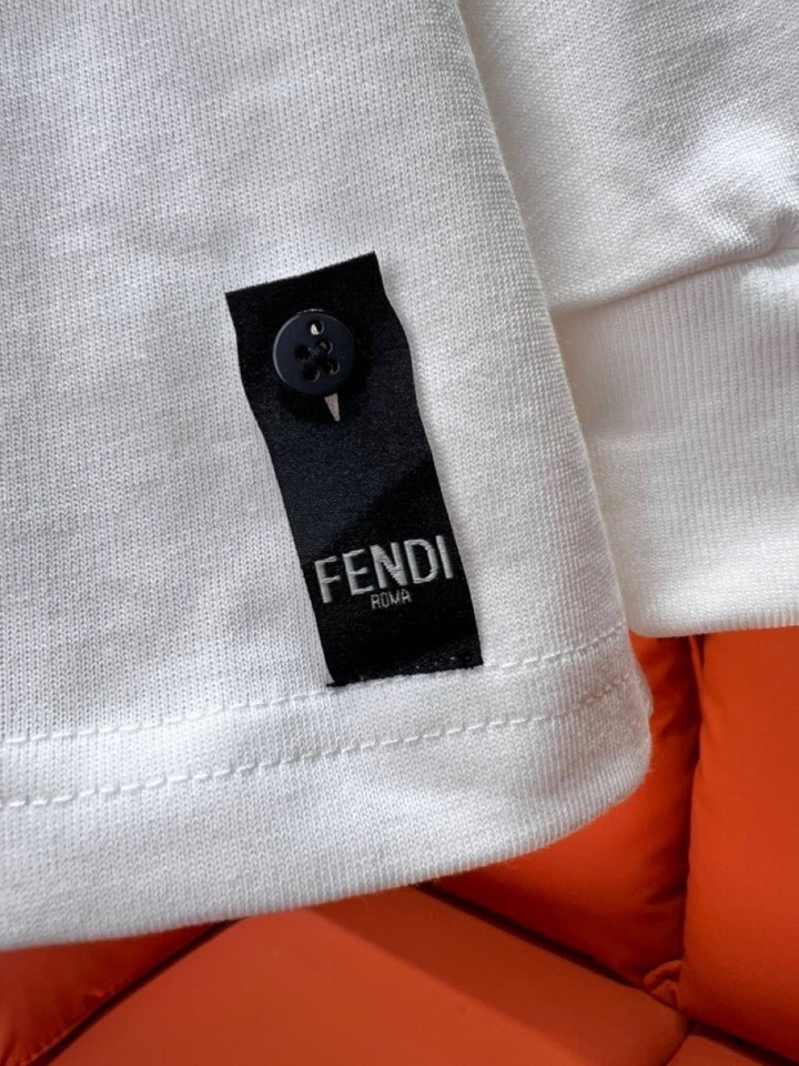 FENDI 芬迪2025新款圆领长袖T恤，男女同款情侣款，定制280克重纯棉面料，定染32支双股螺纹、领