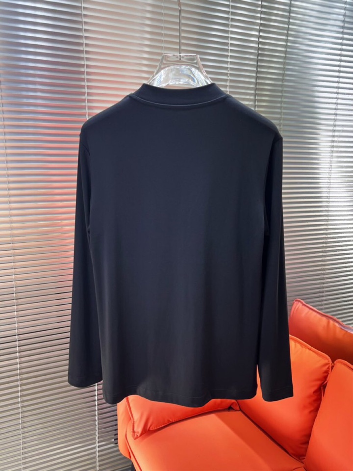 Prada 普拉达秋冬新品圆领长袖T恤，胸前品牌小logo点缀，面料采用高密度新疆长绒棉+氨纶面料，细腻