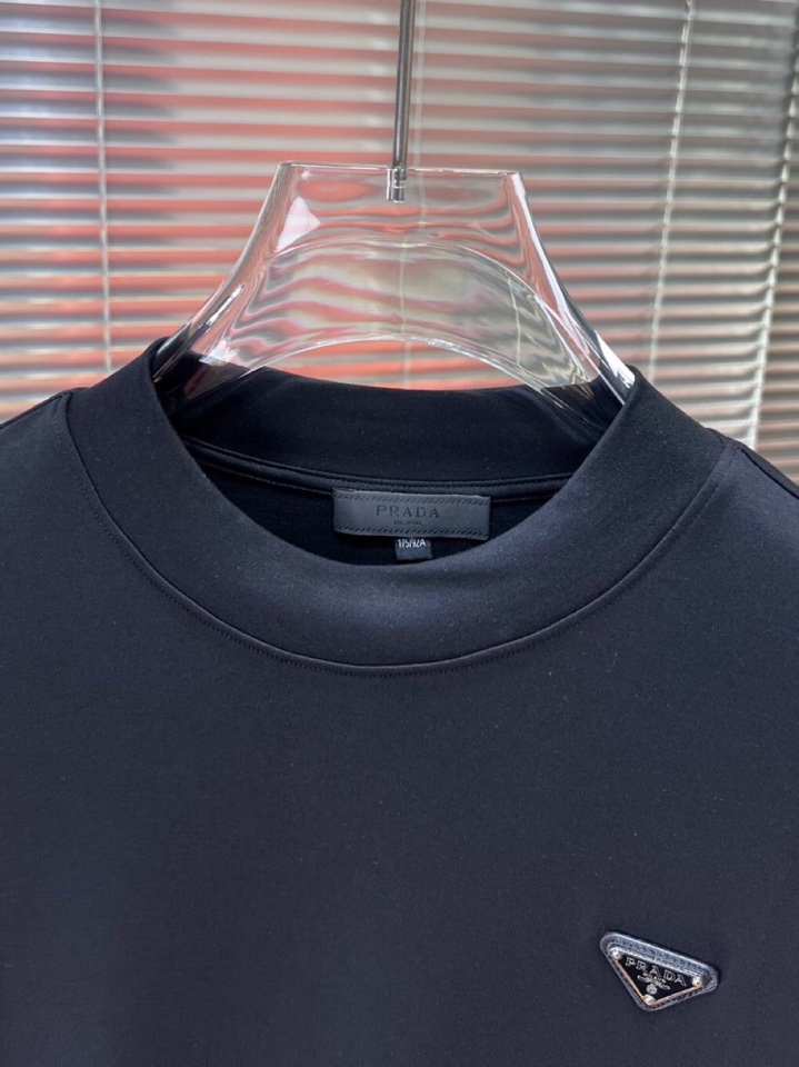 Prada 普拉达秋冬新品圆领长袖T恤，胸前品牌小logo点缀，面料采用高密度新疆长绒棉+氨纶面料，细腻
