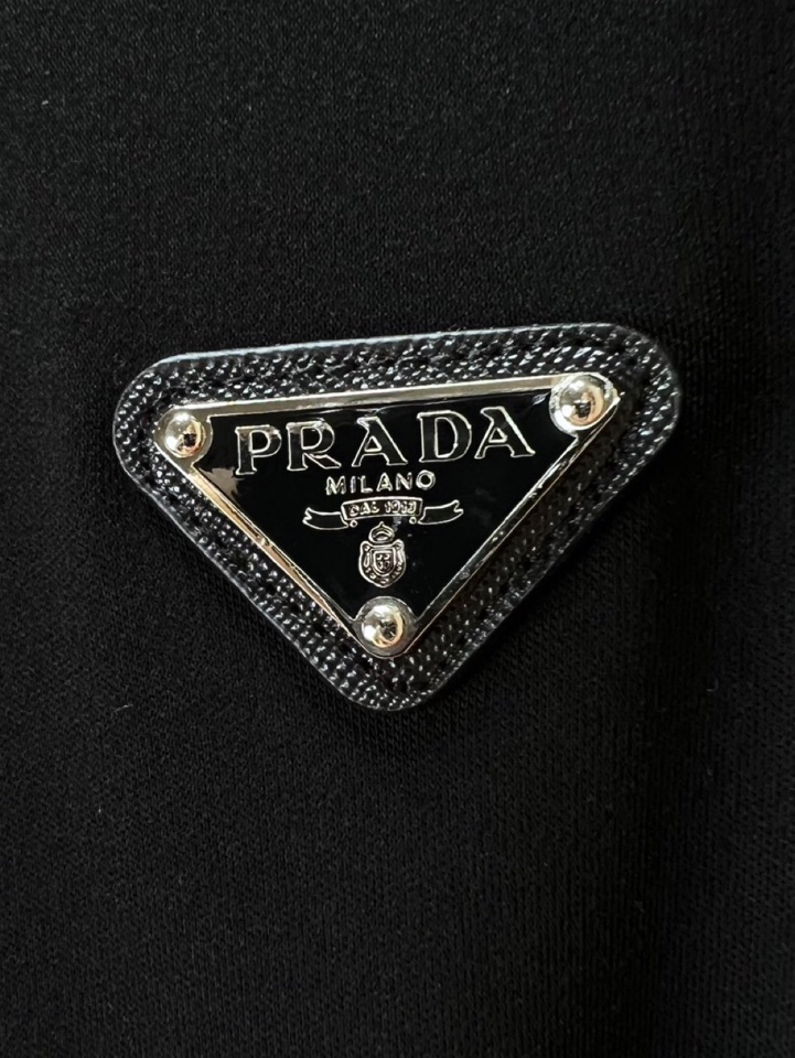 Prada 普拉达秋冬新品圆领长袖T恤，胸前品牌小logo点缀，面料采用高密度新疆长绒棉+氨纶面料，细腻