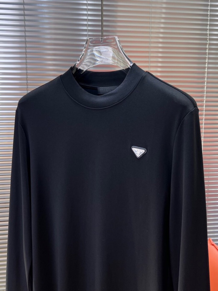 Prada 普拉达秋冬新品圆领长袖T恤，胸前品牌小logo点缀，面料采用高密度新疆长绒棉+氨纶面料，细腻