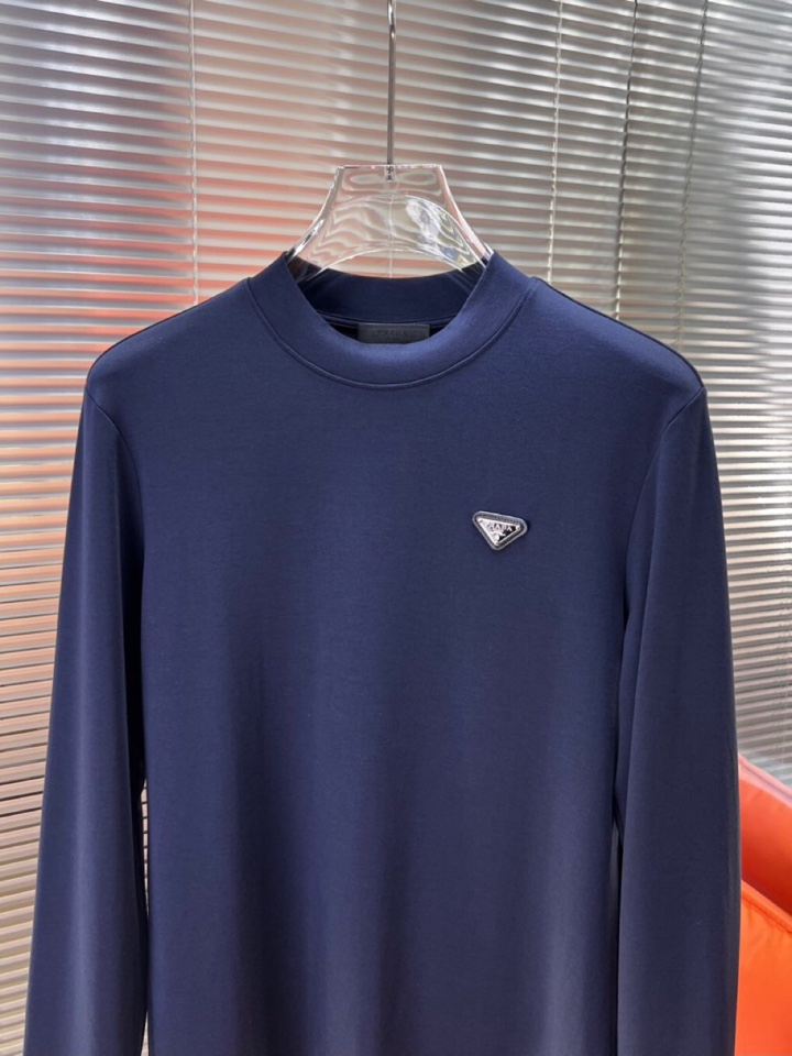 Prada 普拉达秋冬新品圆领长袖T恤，胸前品牌小logo点缀，面料采用高密度新疆长绒棉+氨纶面料，细腻