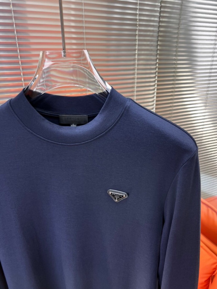 Prada 普拉达秋冬新品圆领长袖T恤，胸前品牌小logo点缀，面料采用高密度新疆长绒棉+氨纶面料，细腻