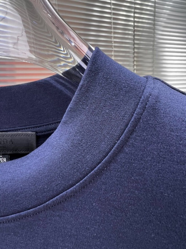 Prada 普拉达秋冬新品圆领长袖T恤，胸前品牌小logo点缀，面料采用高密度新疆长绒棉+氨纶面料，细腻