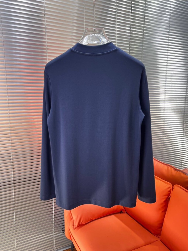 Prada 普拉达秋冬新品圆领长袖T恤，胸前品牌小logo点缀，面料采用高密度新疆长绒棉+氨纶面料，细腻