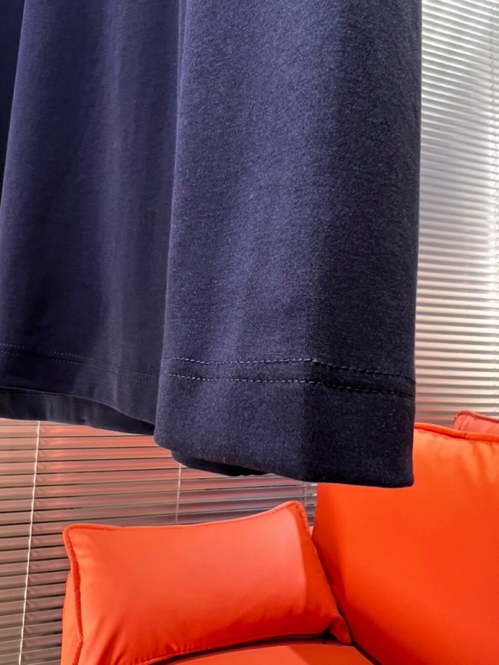 Prada 普拉达秋冬新品圆领长袖T恤，胸前品牌小logo点缀，面料采用高密度新疆长绒棉+氨纶面料，细腻