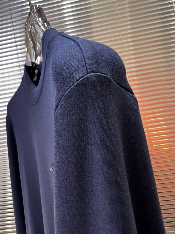 Prada 普拉达秋冬新品圆领长袖T恤，胸前品牌小logo点缀，面料采用高密度新疆长绒棉+氨纶面料，细腻