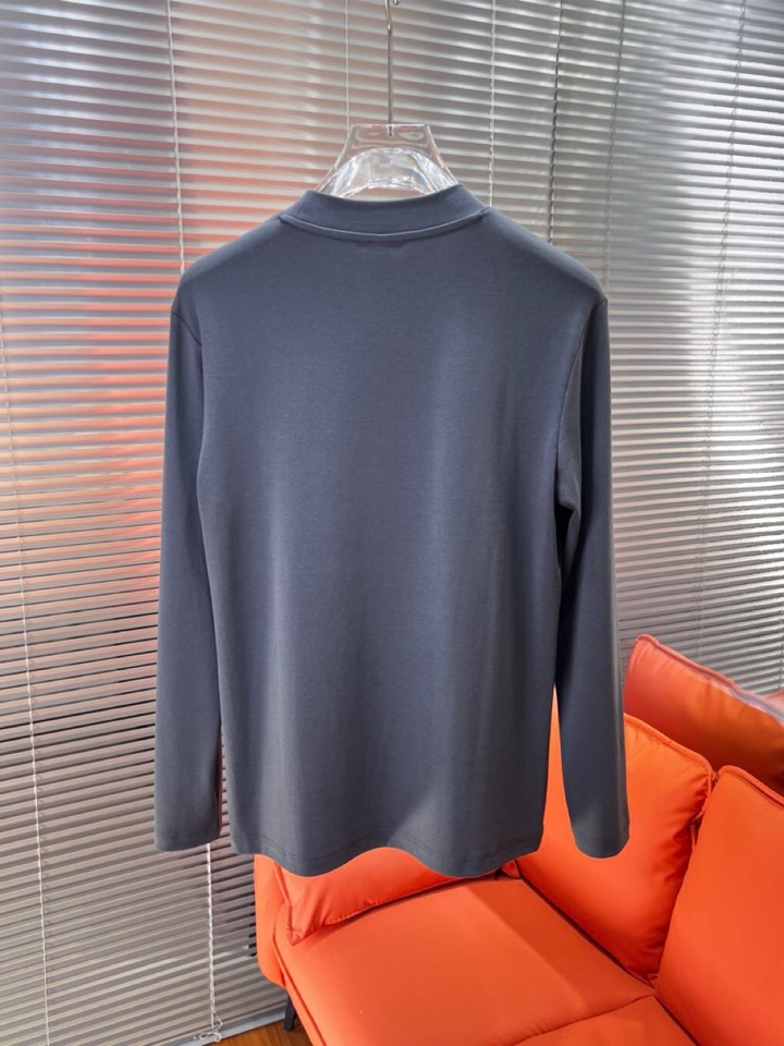 Prada 普拉达秋冬新品圆领长袖T恤，胸前品牌小logo点缀，面料采用高密度新疆长绒棉+氨纶面料，细腻