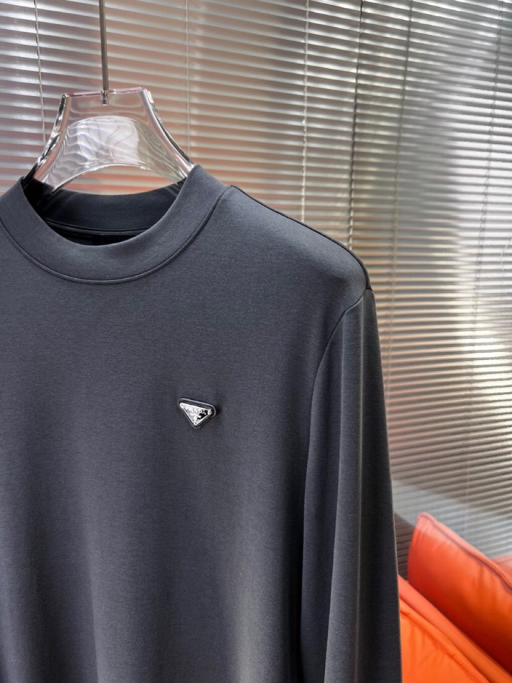 Prada 普拉达秋冬新品圆领长袖T恤，胸前品牌小logo点缀，面料采用高密度新疆长绒棉+氨纶面料，细腻