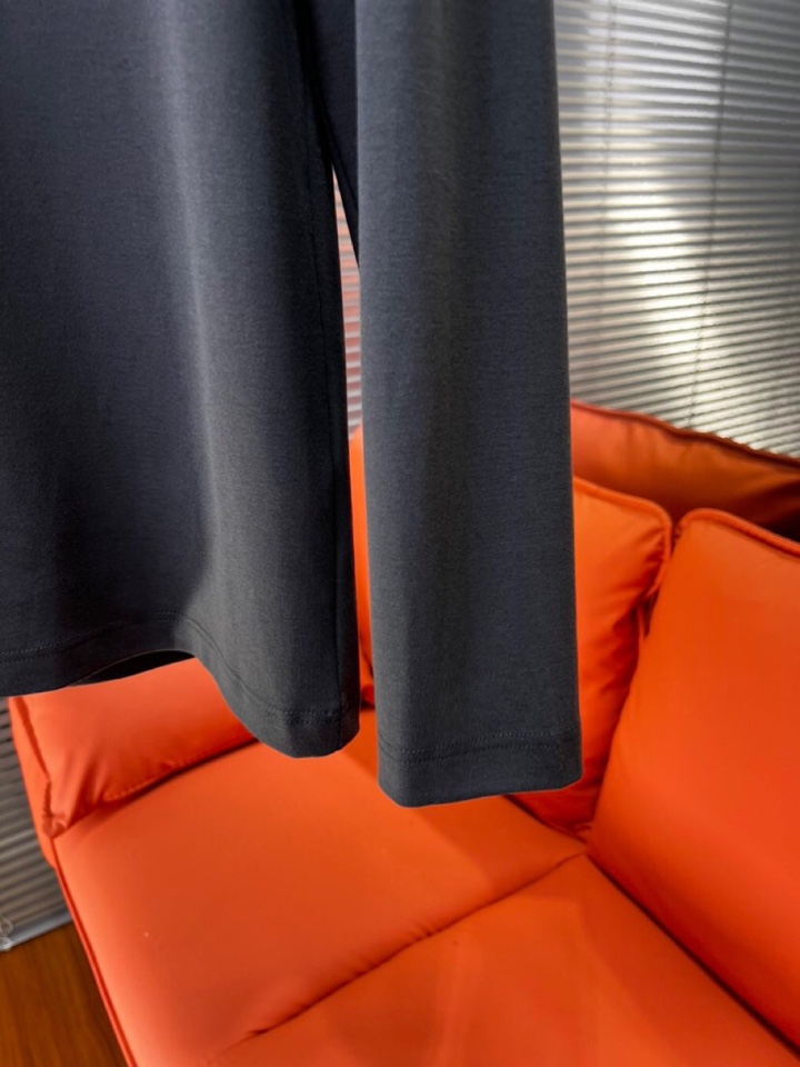 Prada 普拉达秋冬新品圆领长袖T恤，胸前品牌小logo点缀，面料采用高密度新疆长绒棉+氨纶面料，细腻