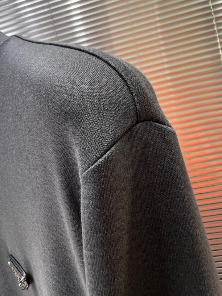 Prada 普拉达秋冬新品圆领长袖T恤，胸前品牌小logo点缀，面料采用高密度新疆长绒棉+氨纶面料，细腻