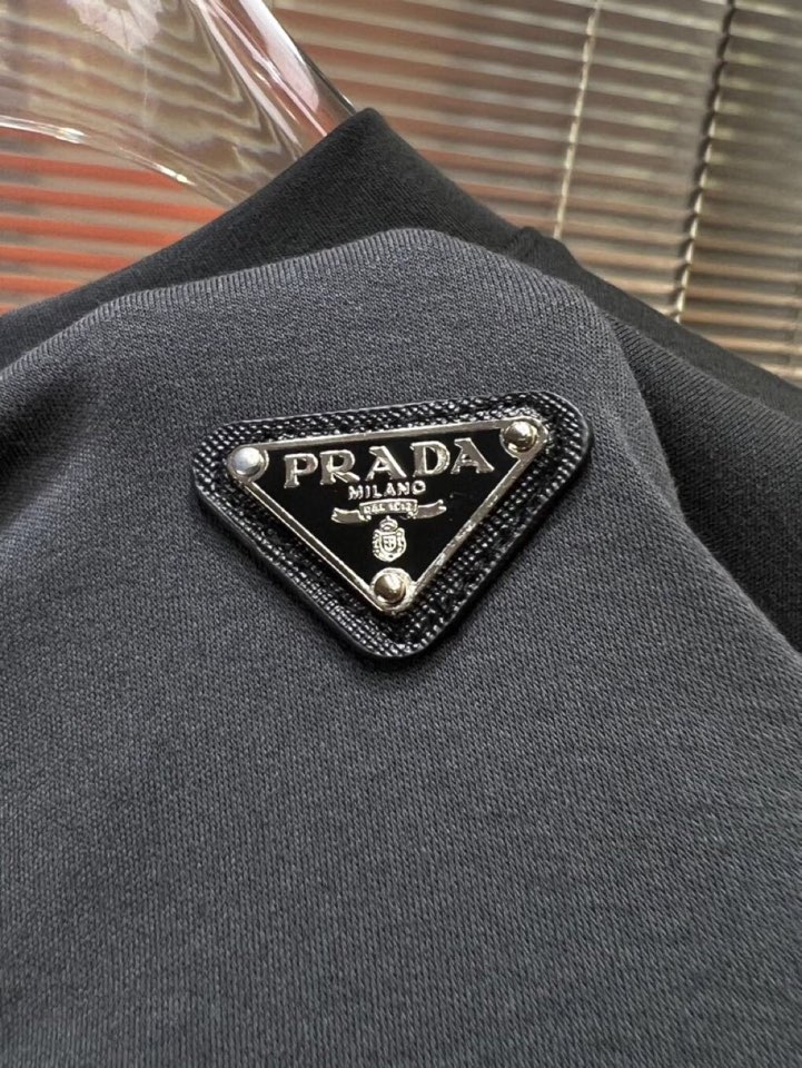 Prada 普拉达秋冬新品圆领长袖T恤，胸前品牌小logo点缀，面料采用高密度新疆长绒棉+氨纶面料，细腻