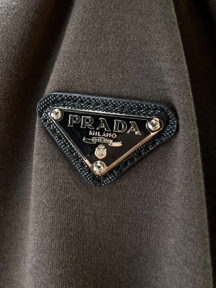 Prada 普拉达秋冬新品圆领长袖T恤，胸前品牌小logo点缀，面料采用高密度新疆长绒棉+氨纶面料，细腻