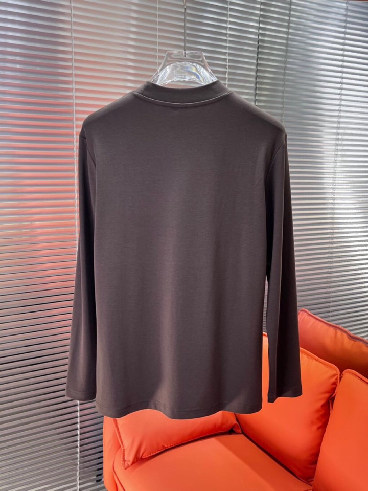 Prada 普拉达秋冬新品圆领长袖T恤，胸前品牌小logo点缀，面料采用高密度新疆长绒棉+氨纶面料，细腻