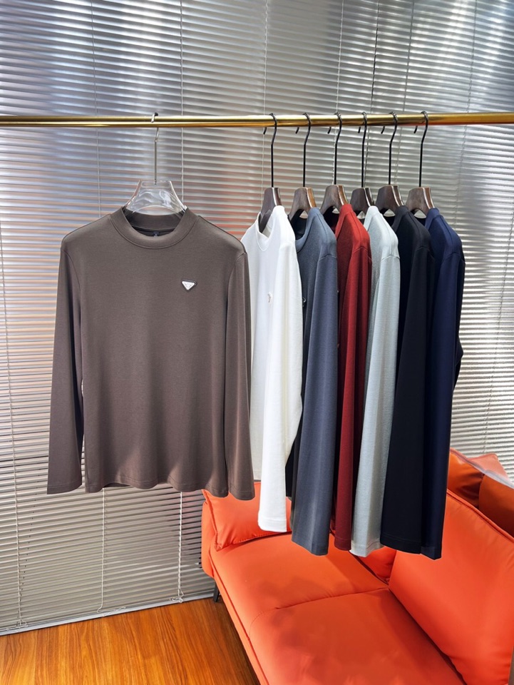 Prada 普拉达秋冬新品圆领长袖T恤，胸前品牌小logo点缀，面料采用高密度新疆长绒棉+氨纶面料，细腻