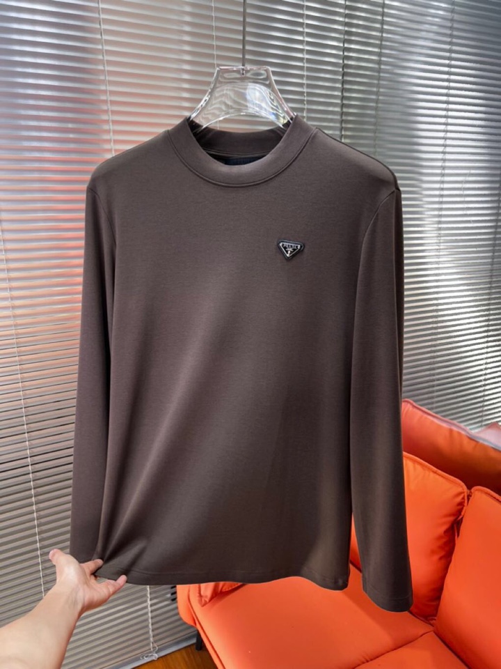 Prada 普拉达秋冬新品圆领长袖T恤，胸前品牌小logo点缀，面料采用高密度新疆长绒棉+氨纶面料，细腻