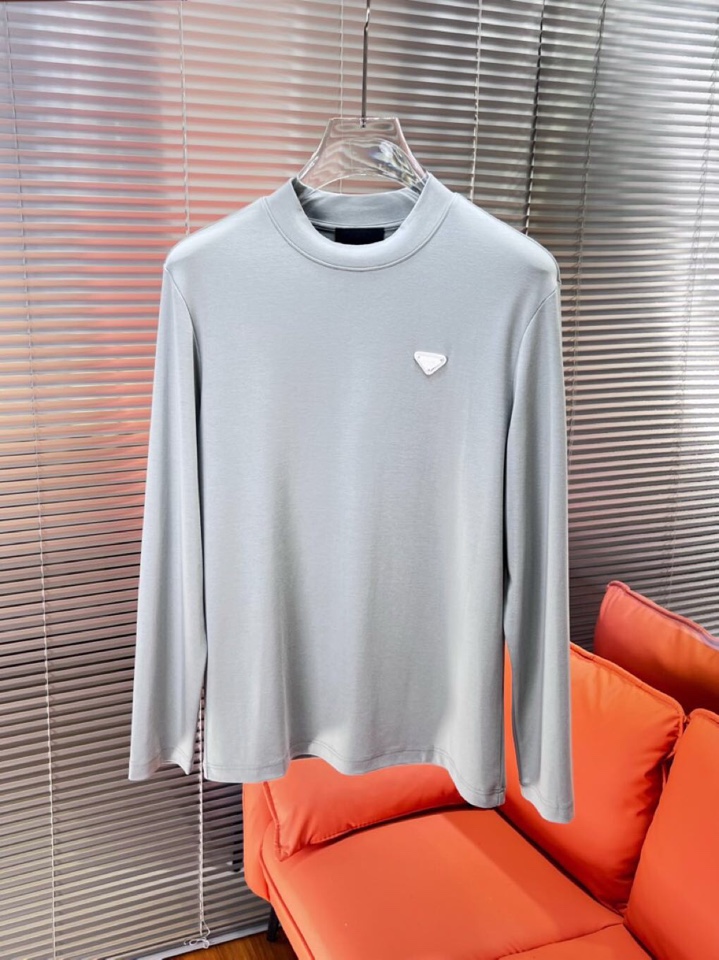 Prada 普拉达秋冬新品圆领长袖T恤，胸前品牌小logo点缀，面料采用高密度新疆长绒棉+氨纶面料，细腻