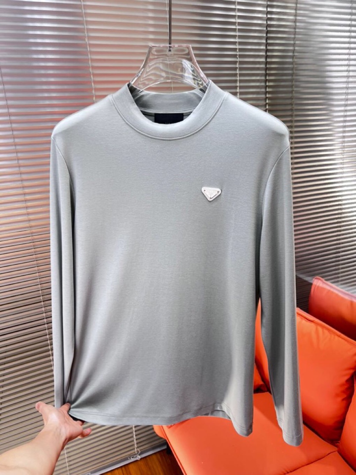 Prada 普拉达秋冬新品圆领长袖T恤，胸前品牌小logo点缀，面料采用高密度新疆长绒棉+氨纶面料，细腻