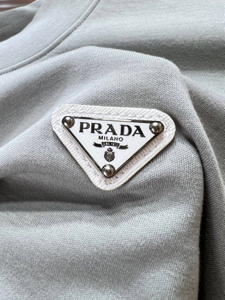 Prada 普拉达秋冬新品圆领长袖T恤，胸前品牌小logo点缀，面料采用高密度新疆长绒棉+氨纶面料，细腻