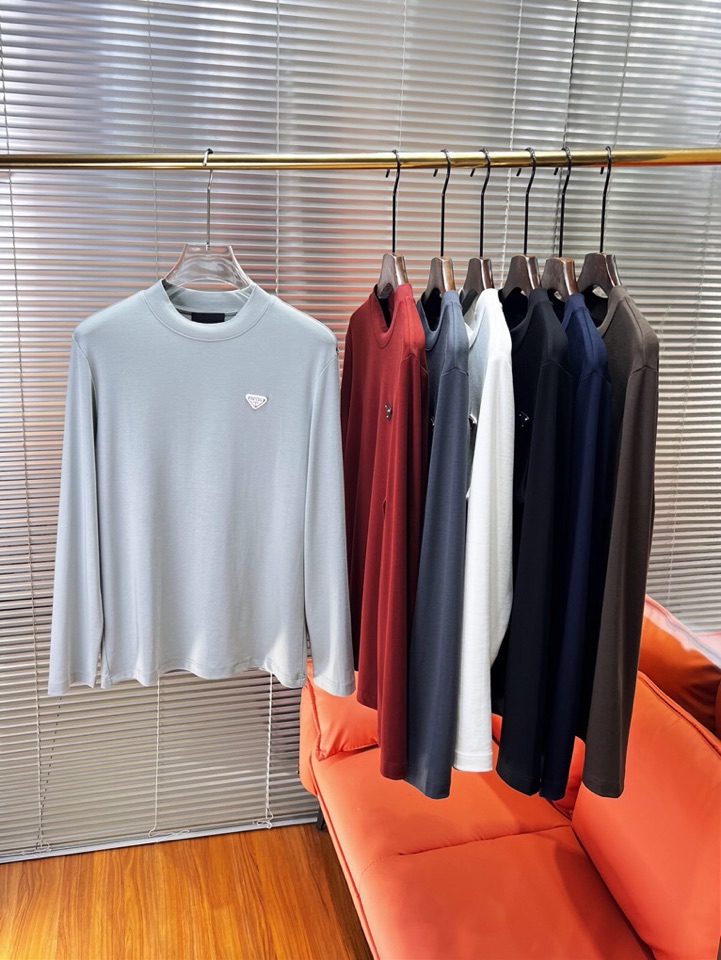 Prada 普拉达秋冬新品圆领长袖T恤，胸前品牌小logo点缀，面料采用高密度新疆长绒棉+氨纶面料，细腻