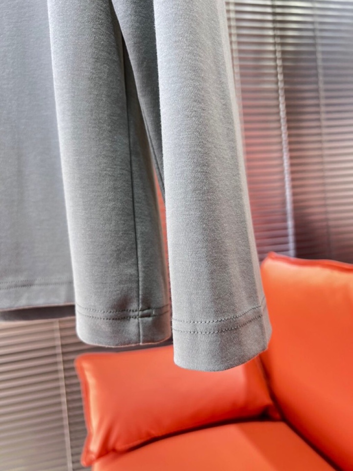 Prada 普拉达秋冬新品圆领长袖T恤，胸前品牌小logo点缀，面料采用高密度新疆长绒棉+氨纶面料，细腻