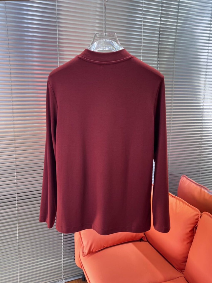 Prada 普拉达秋冬新品圆领长袖T恤，胸前品牌小logo点缀，面料采用高密度新疆长绒棉+氨纶面料，细腻