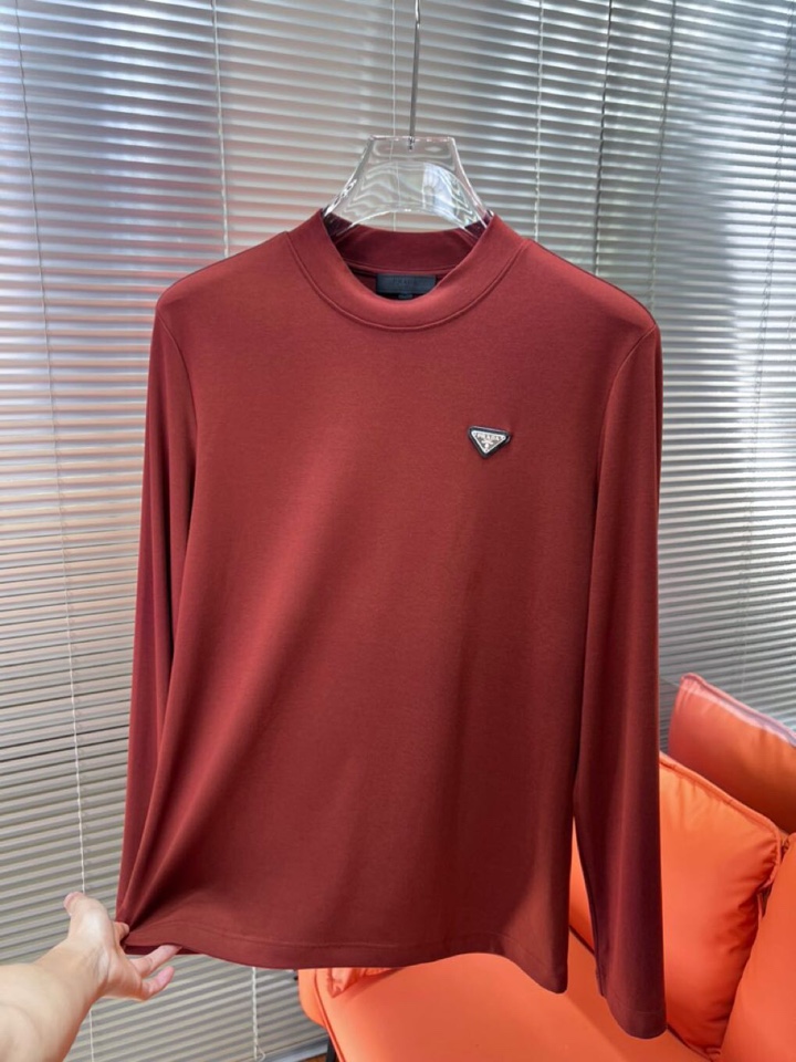 Prada 普拉达秋冬新品圆领长袖T恤，胸前品牌小logo点缀，面料采用高密度新疆长绒棉+氨纶面料，细腻