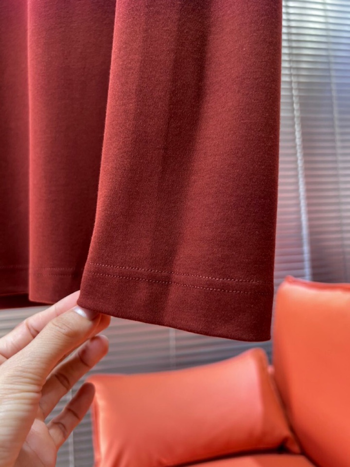 Prada 普拉达秋冬新品圆领长袖T恤，胸前品牌小logo点缀，面料采用高密度新疆长绒棉+氨纶面料，细腻