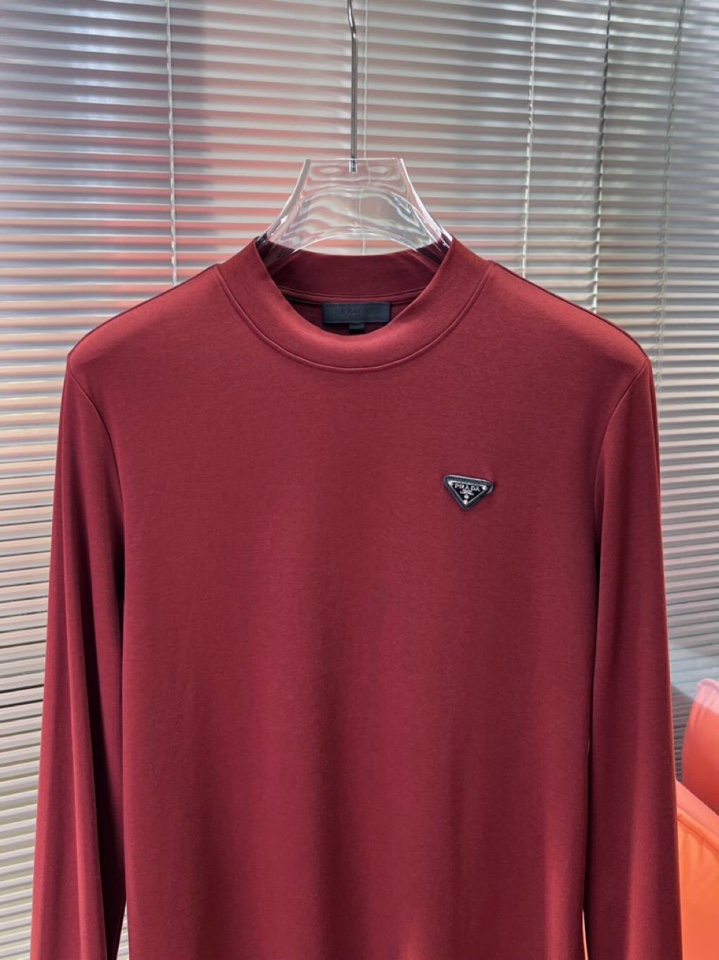 Prada 普拉达秋冬新品圆领长袖T恤，胸前品牌小logo点缀，面料采用高密度新疆长绒棉+氨纶面料，细腻